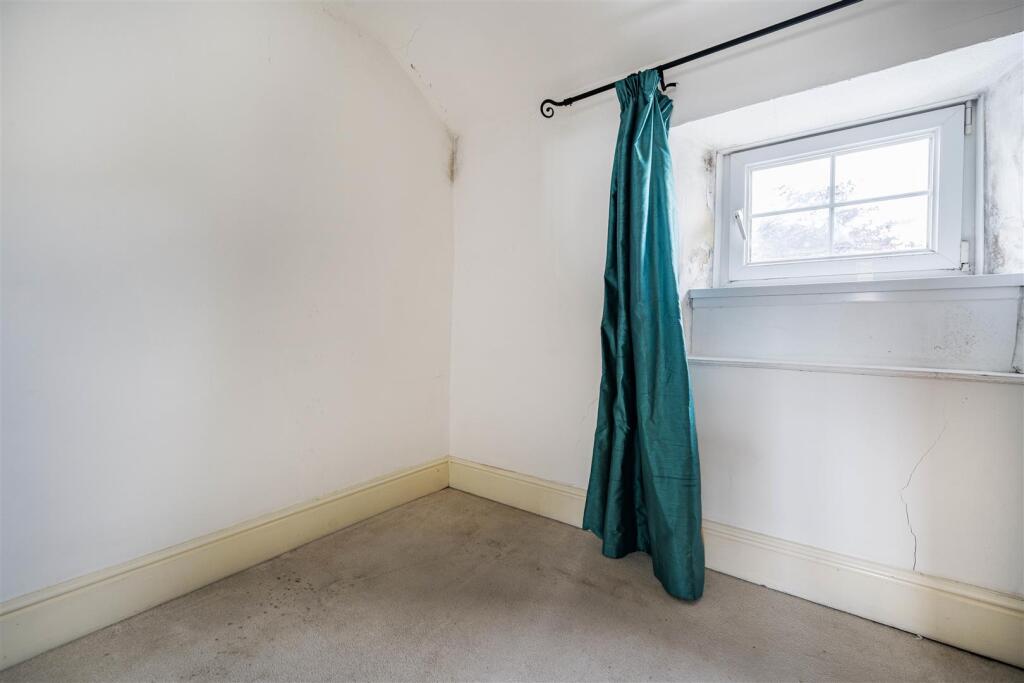 STORE / DRESSING ROOM