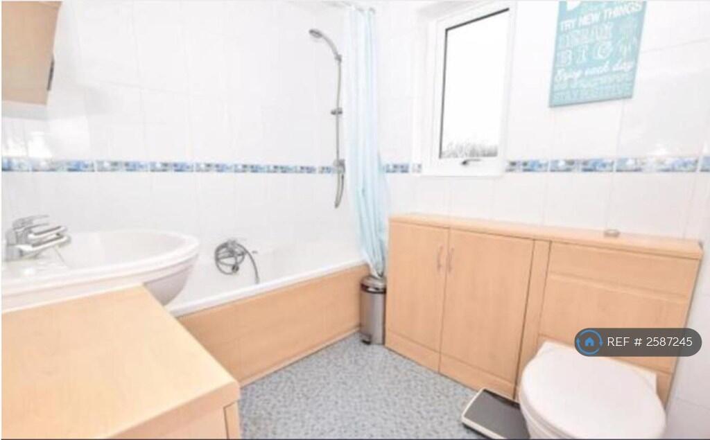 Bath And Shower With Good Water Pressure.