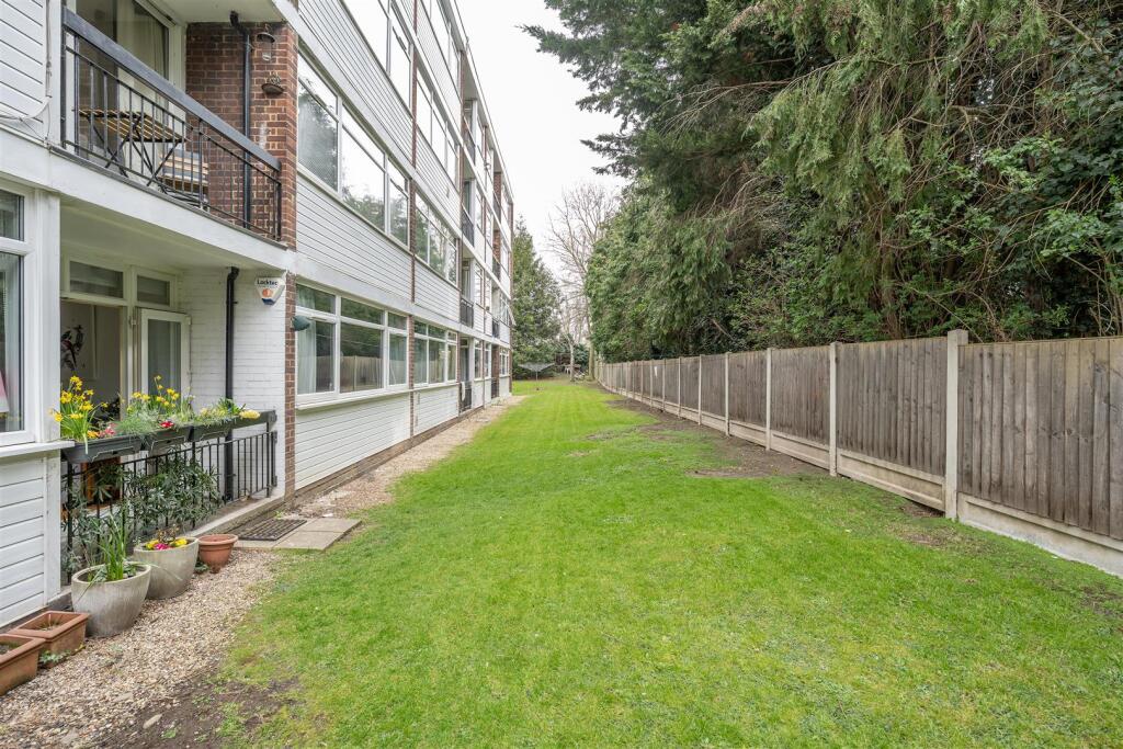 River Close E11