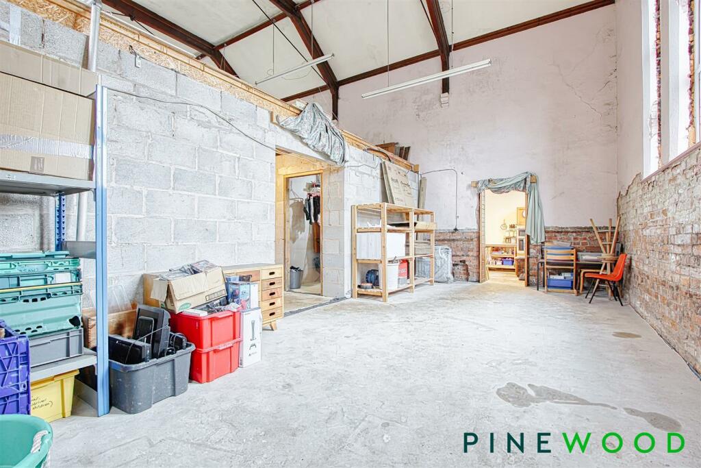 DINING/FAMILY ROOM