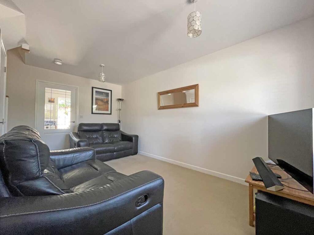 Cobham Close 49 - Lounge 2.jpg