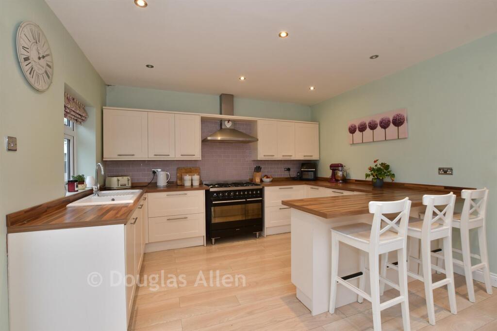 Kitchen/Lounge /Dining Area