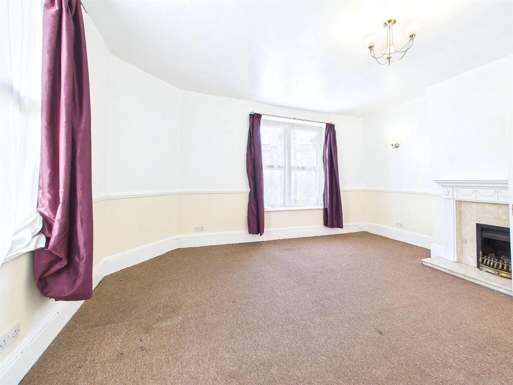 6 - 4 Bedroom End Terrace House.jpg