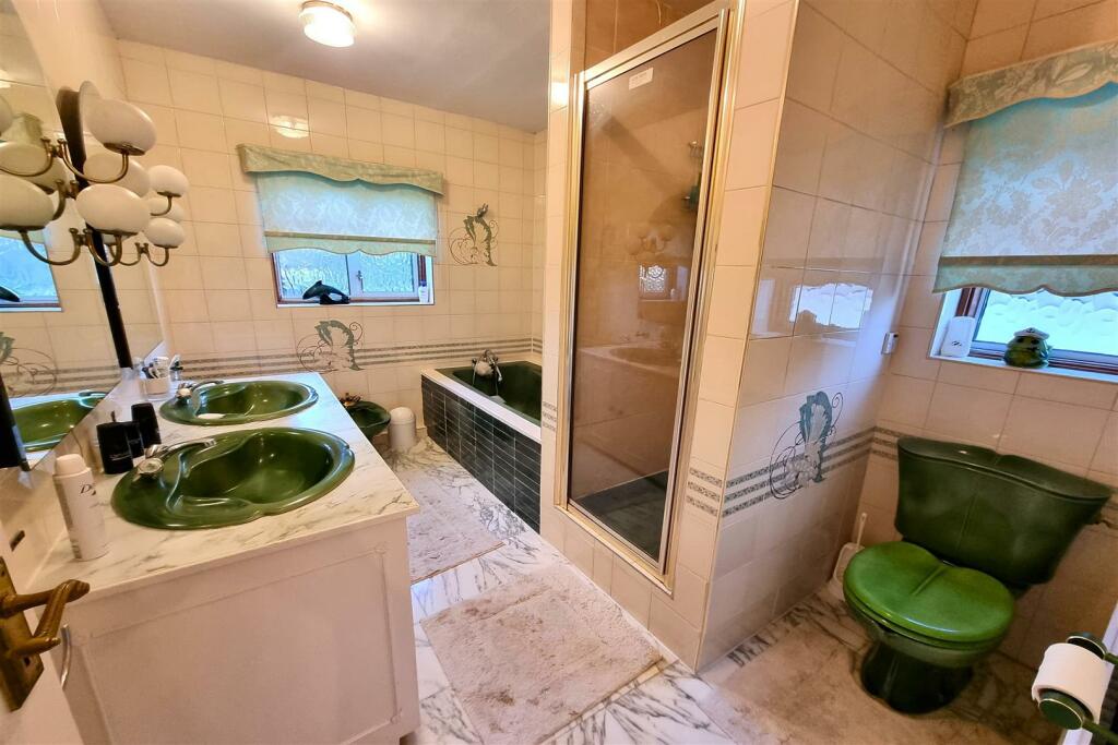 FAMILY BATHROOM: