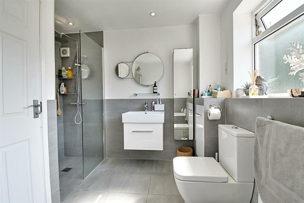Bathroom 1.jpg
