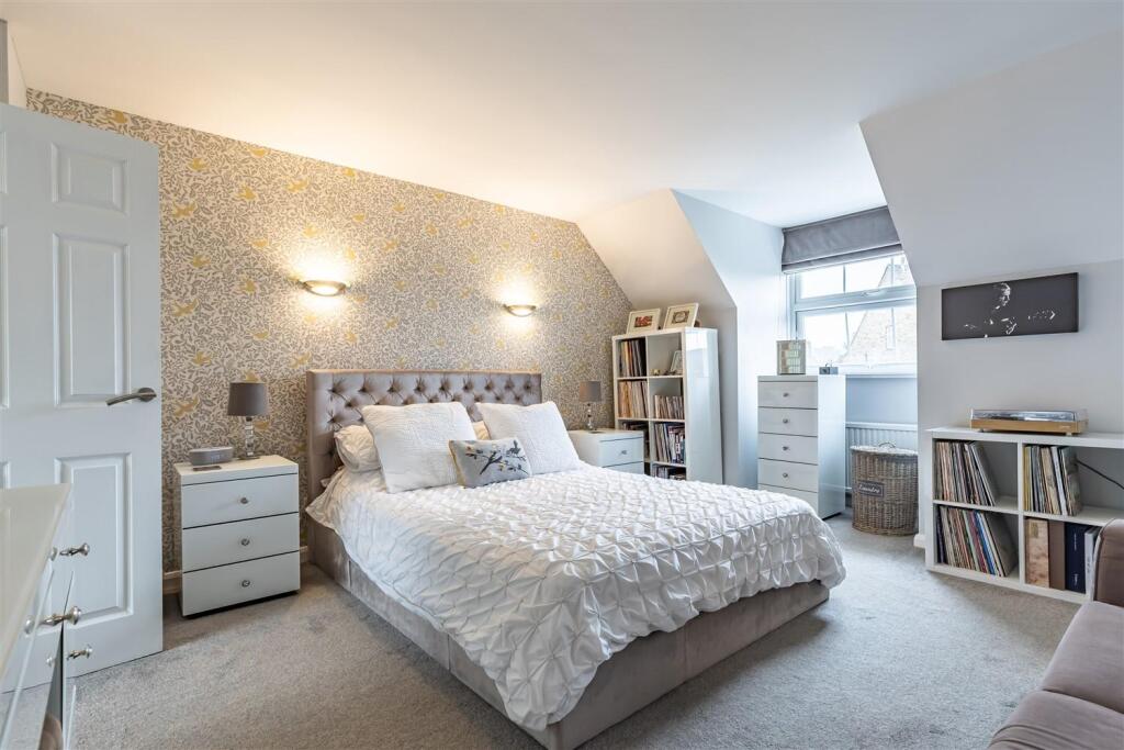 88 Theydon Grove (21).jpg