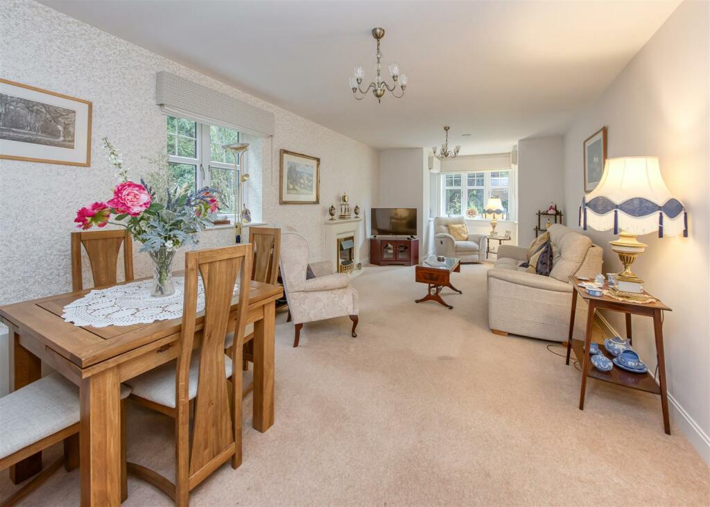 5 Clock Gardens-lounge.jpg