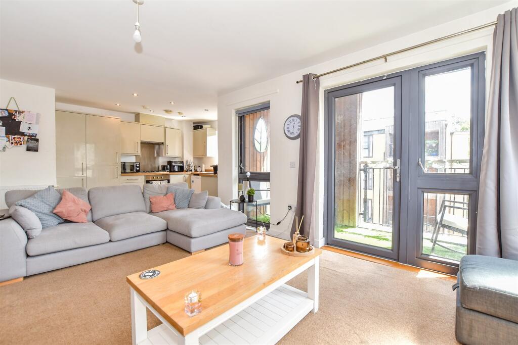 Lounge/ Diner/ Kitchen