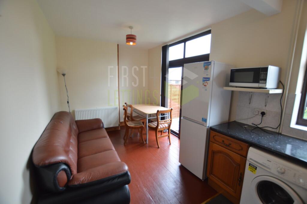 LOUNGE/ KITCHEN
