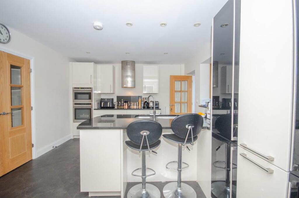 Kitchen pic 2.jpg