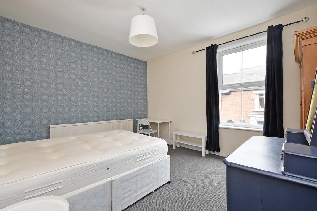 Bright and clean double bedroom featuring a lar...