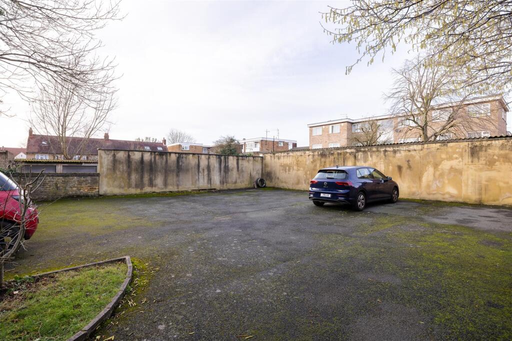 Hainault Road E11