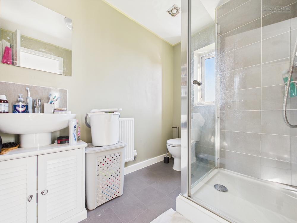 En-Suite To Master Bedroom