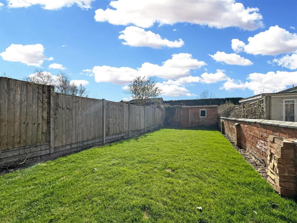 Well-Appointed Enclosed Garden 789