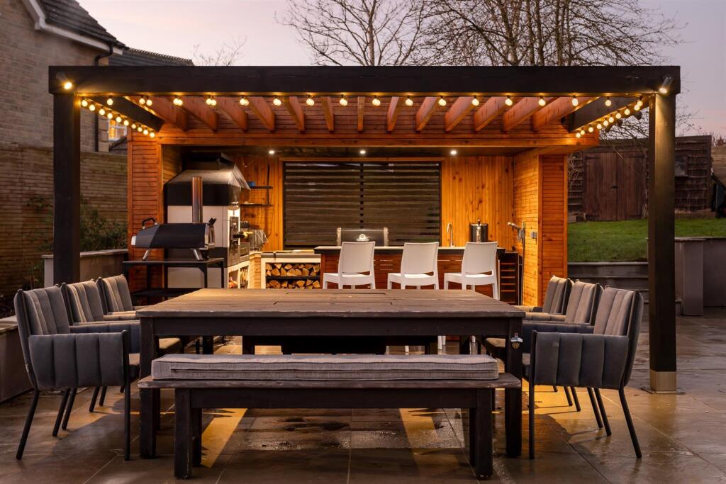 71 - 1 Holm Oaks - GL7 2RQ - Web.jpg