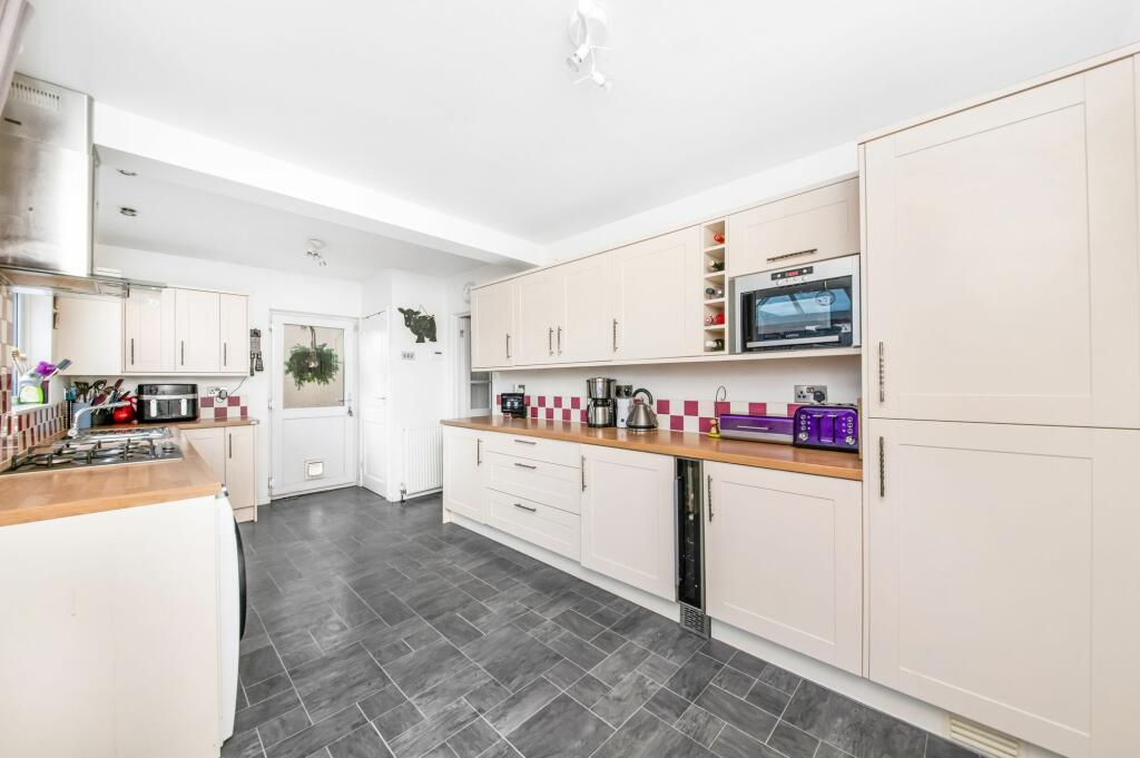 OPEN-PLAN DINING KITCHEN CONT.