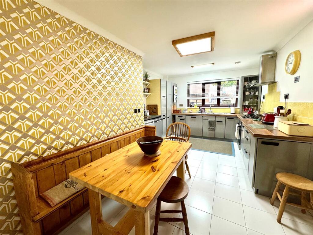 KITCHEN/BREAKFAST ROOM