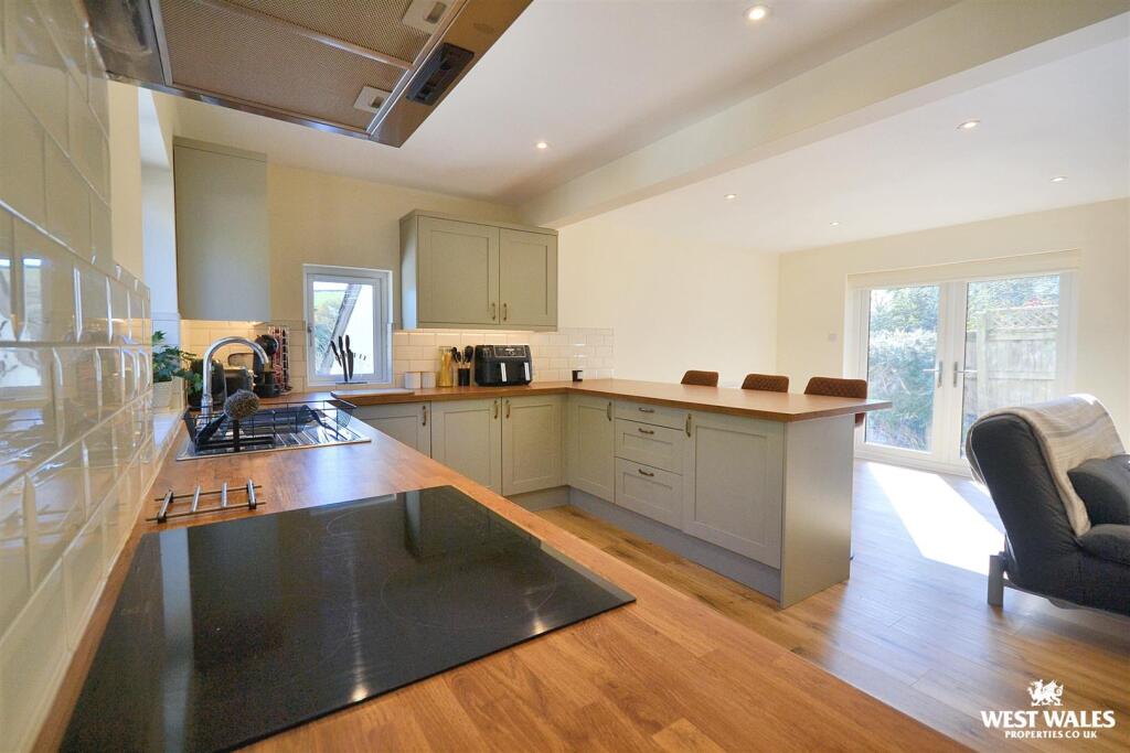 Kitchen / Living Area