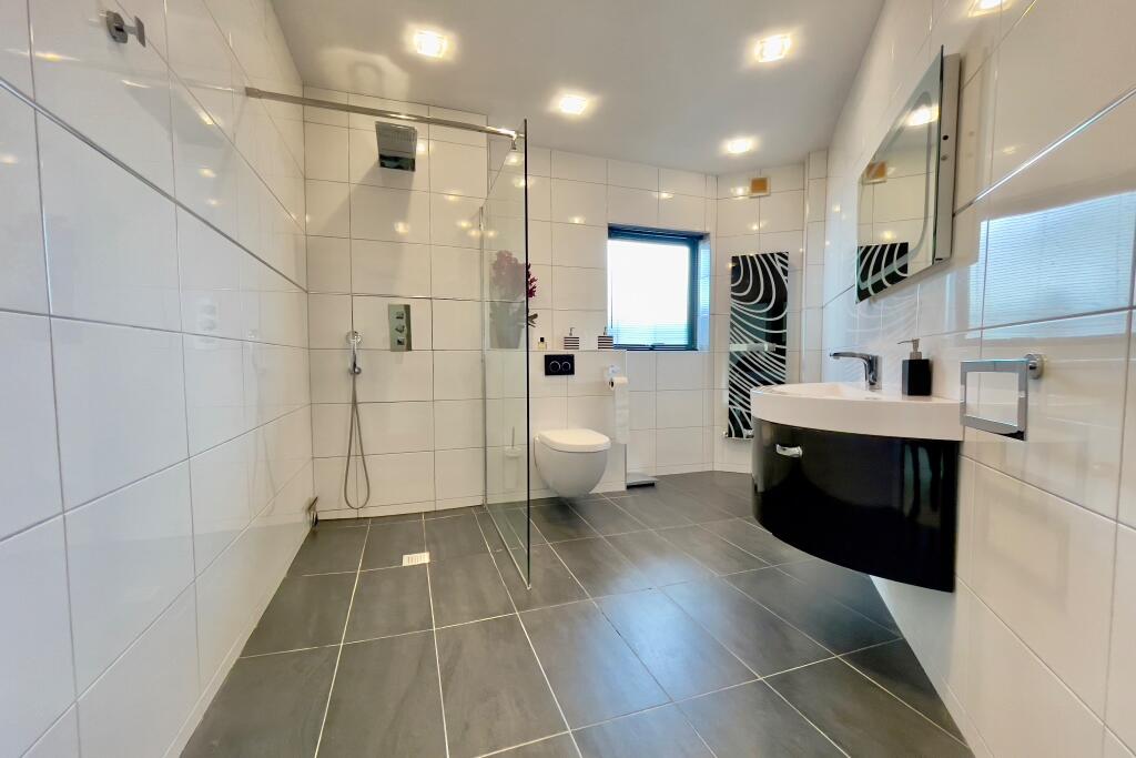 Master Bedroom En-Suite