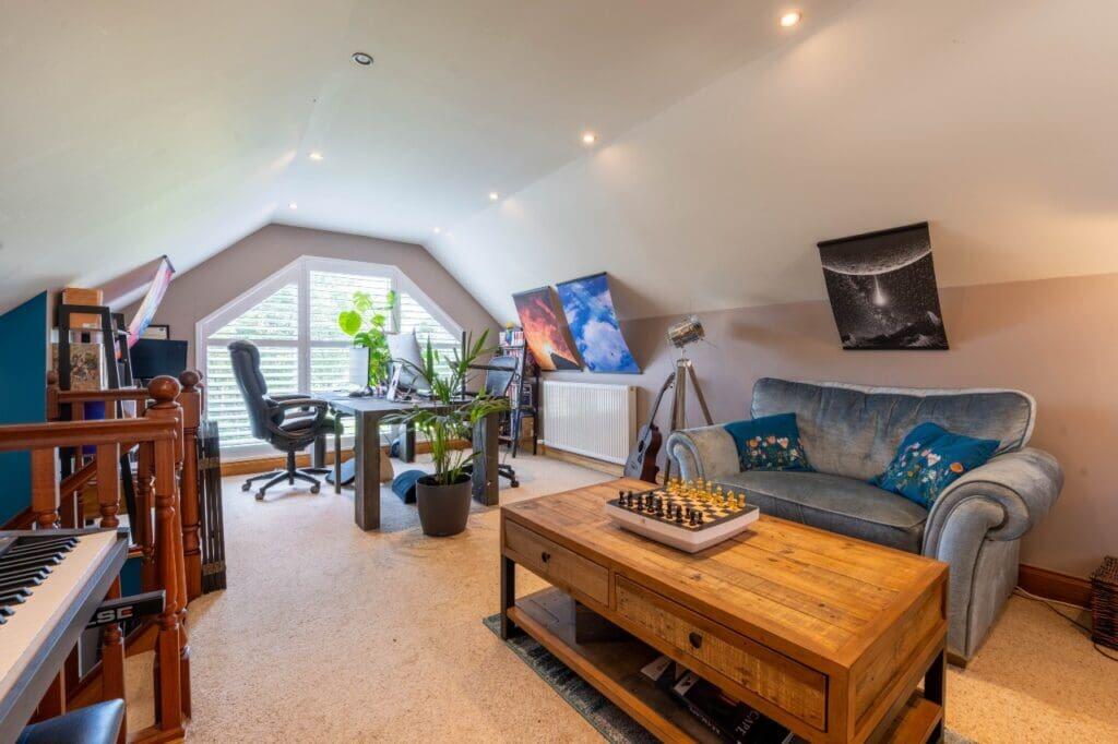 UPPER LOUNGE