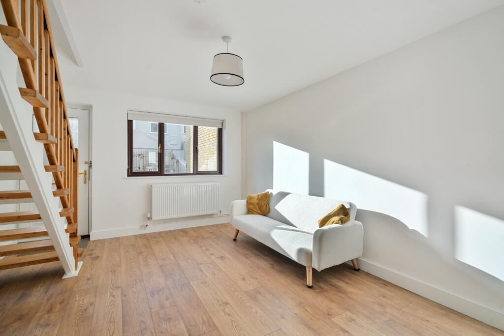 1394442-19-694549673088f-ARW-1