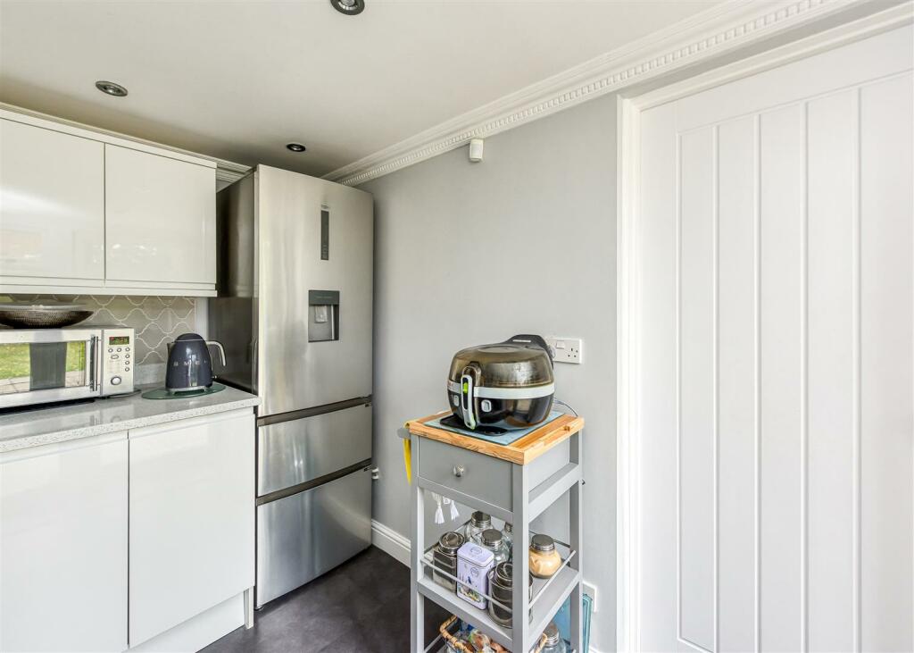 6 The Spinney-laundry.jpg