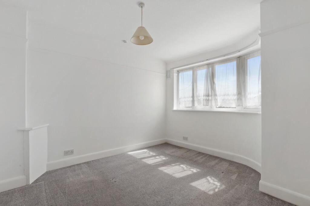 01-d57eJHPropWorld - 23 Meadow Close - 3 (1).JPG