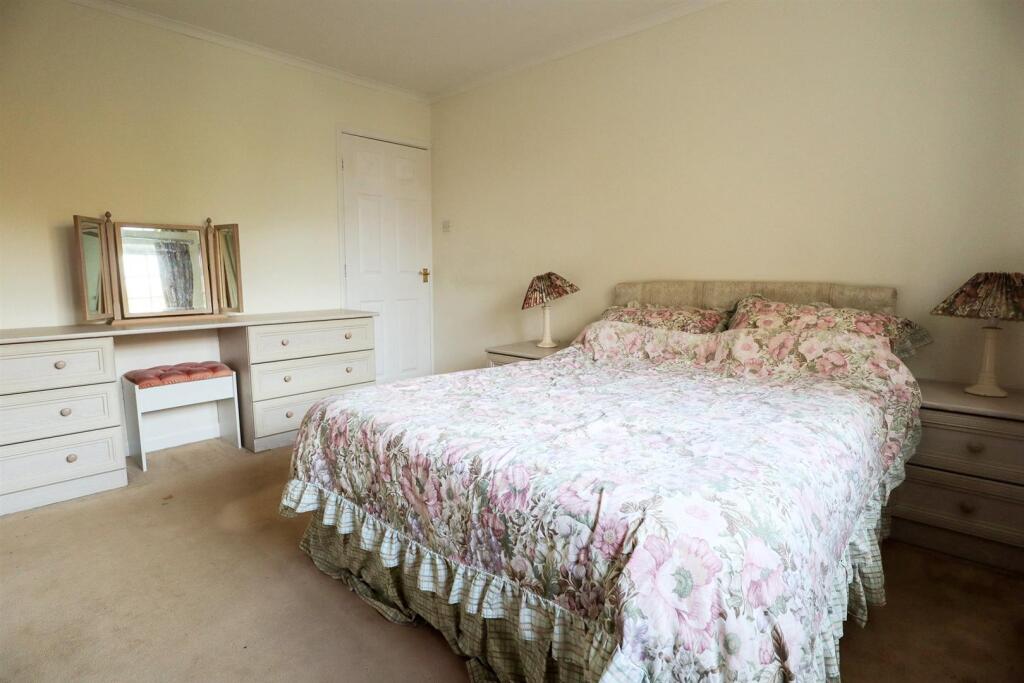 Bedroom 1 (2).jpg