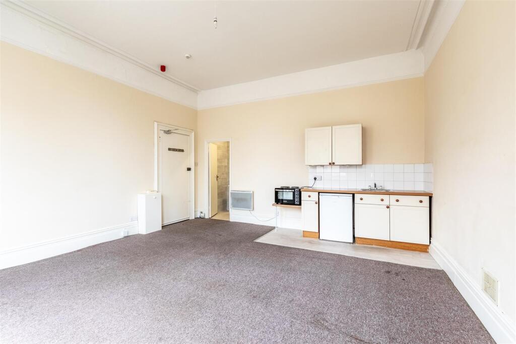 Studio Room/Kitchen