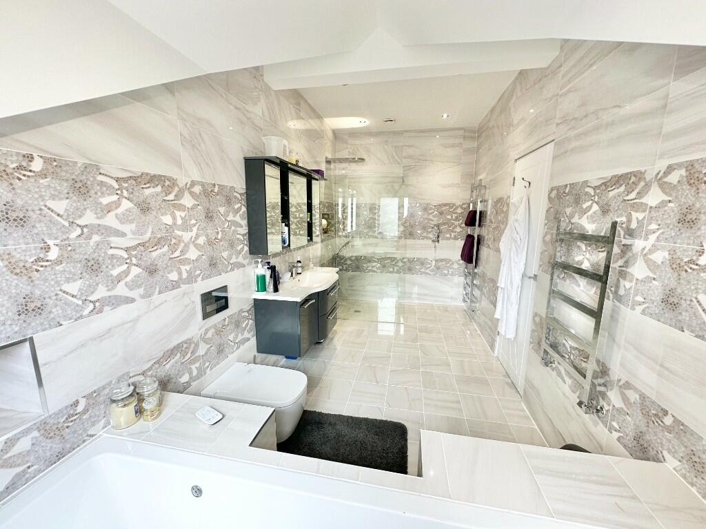 En-Suite Bathroom