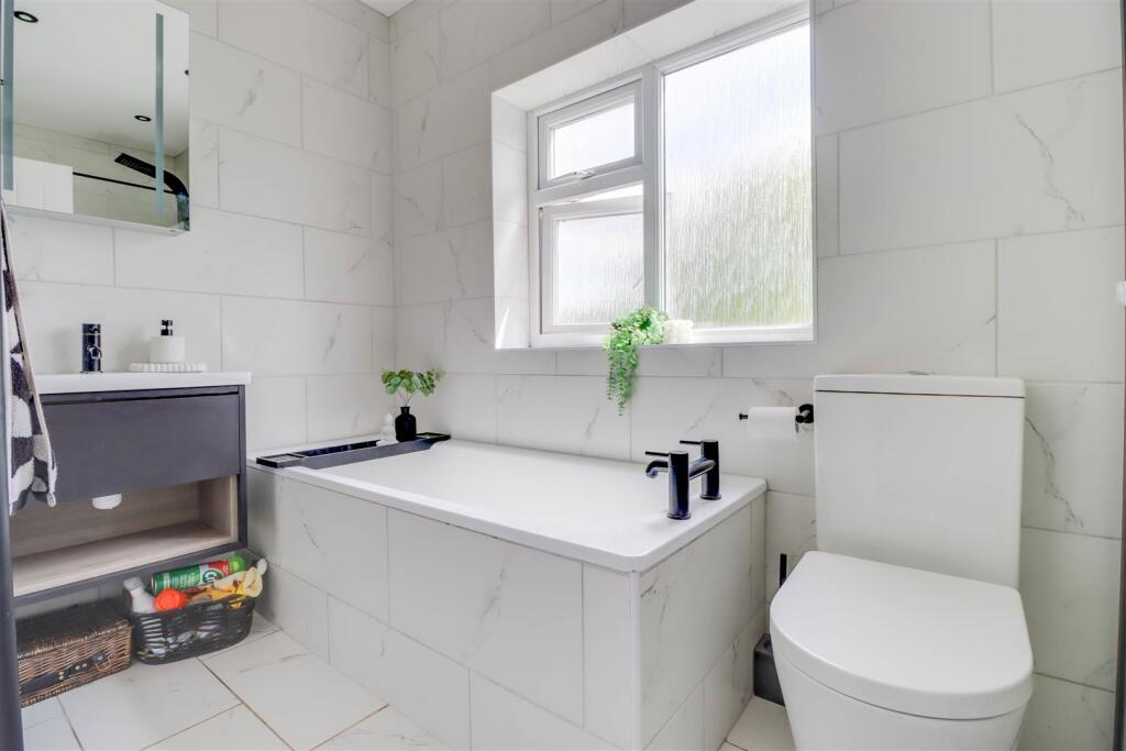 3 LEASWAY INSIDE-2.jpg