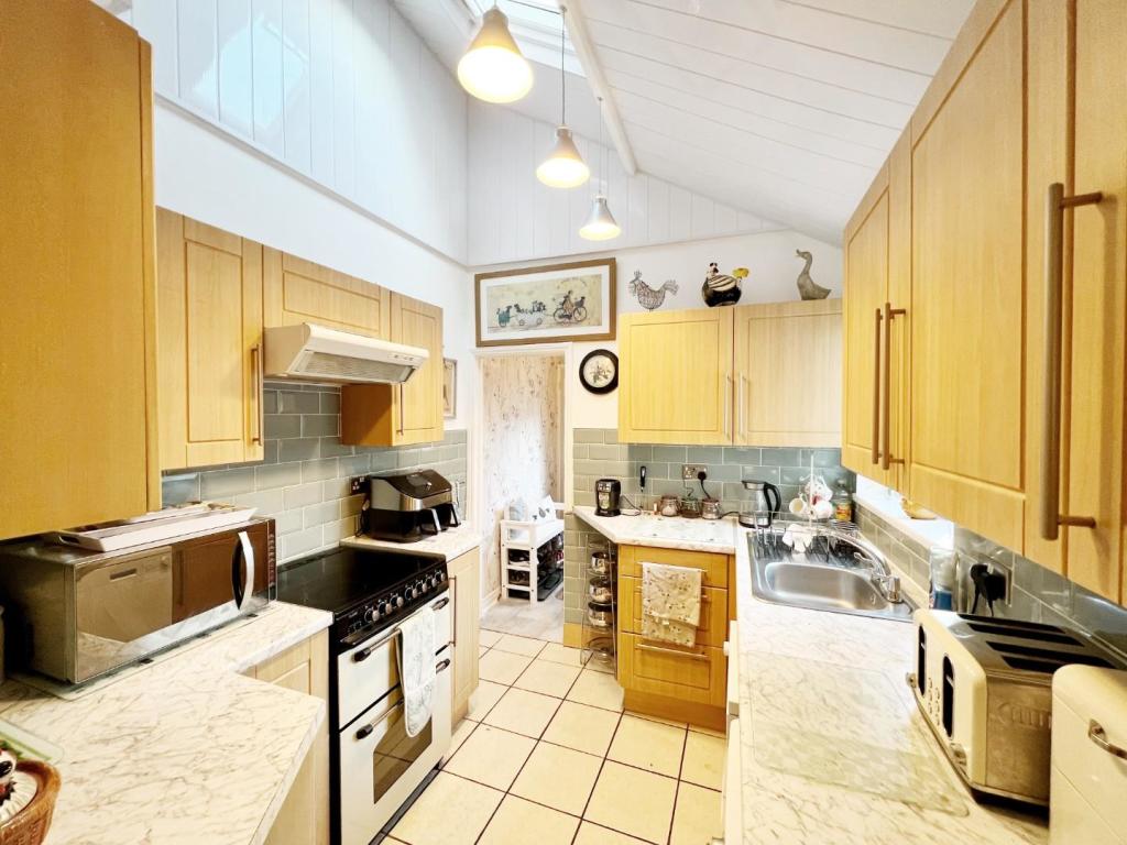 Kitchen pic 1.jpg