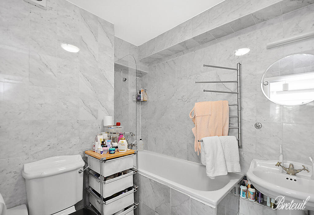 Main bathroom (en-suite) 