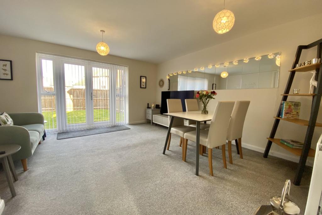 Lounge/Dining Room