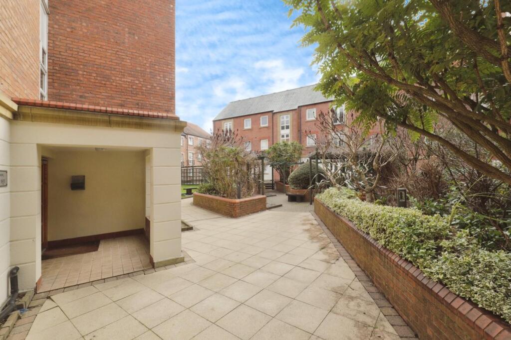 Front View/Courtyard