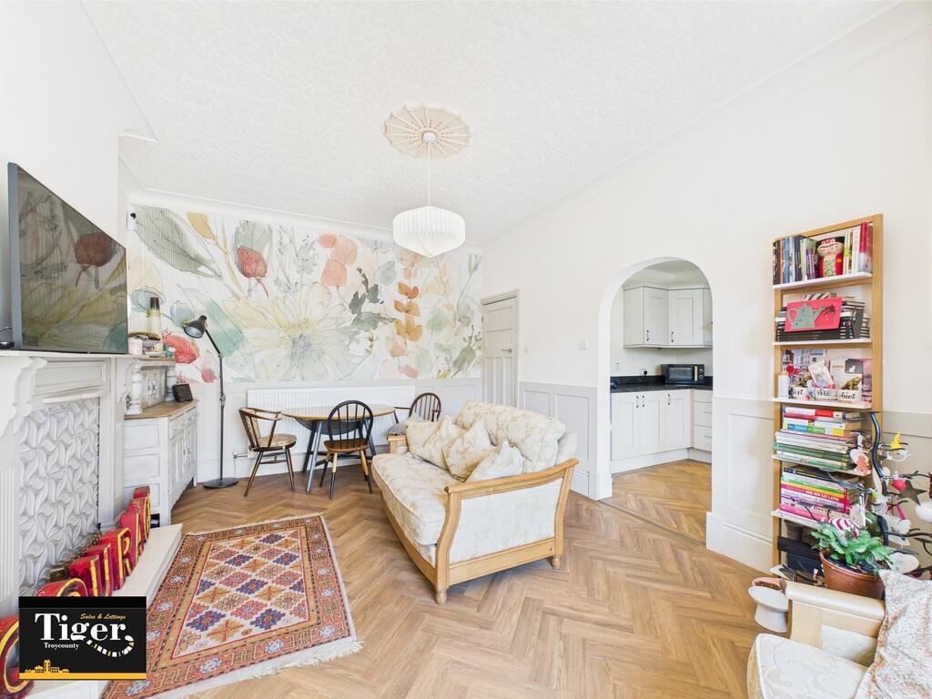 CAM02176G0-PR0579...