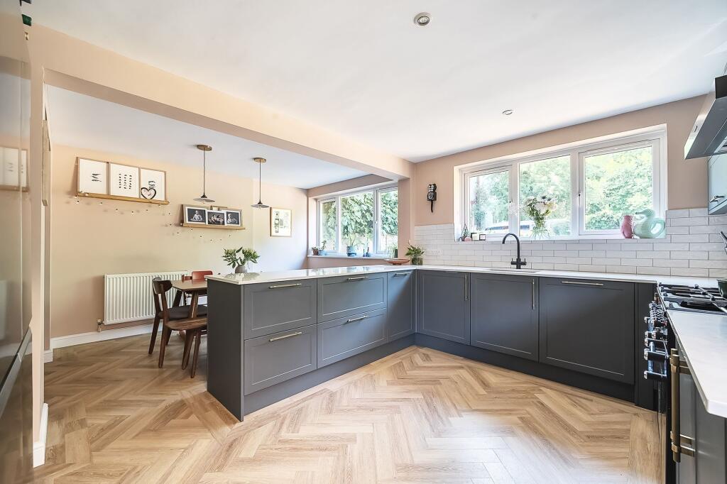 Kitchen/ Dining Room