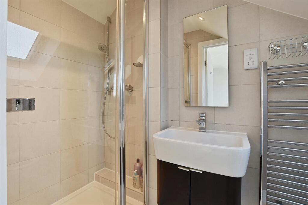 15-86e9GCWT - Flat B 27 Leghorn Road - Shower  -Or