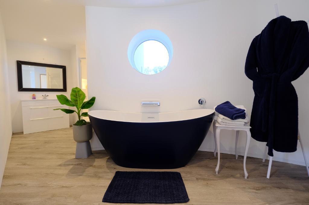 En suite bath room (Bedroom 1)