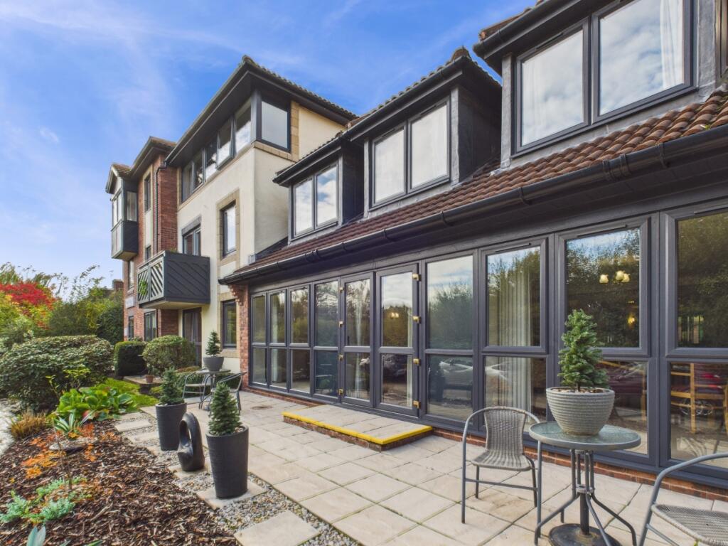 Communal Terrace - Mere Court - EweMove Estate Age