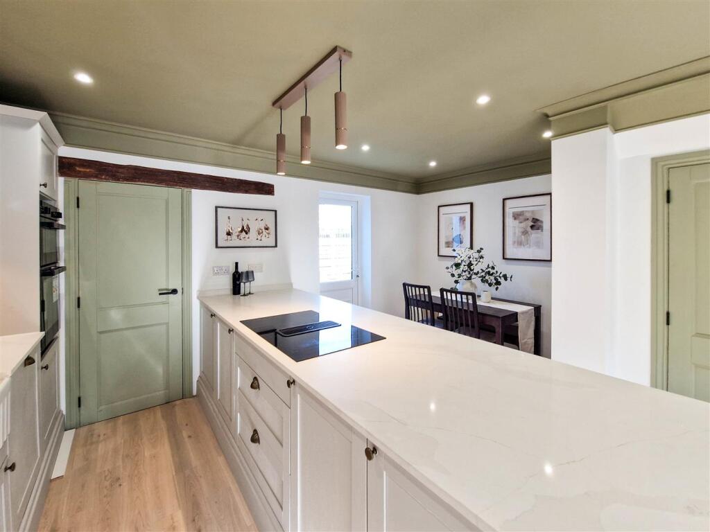 Kitchen &amp; dining area