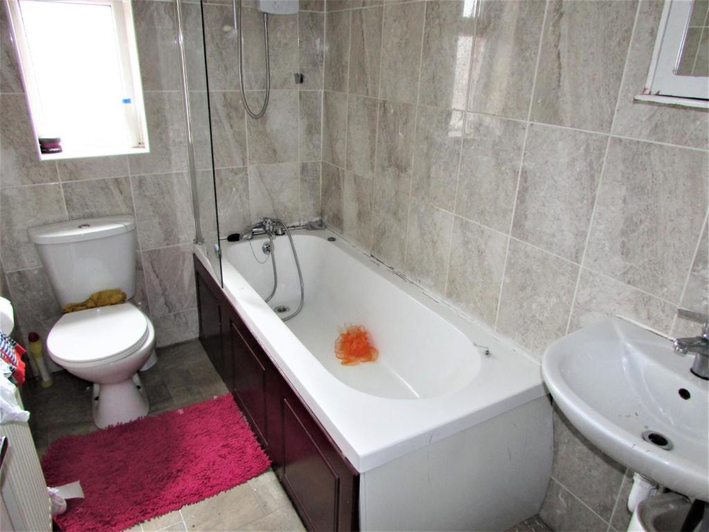 ClarksfieldSt13bath.JPG