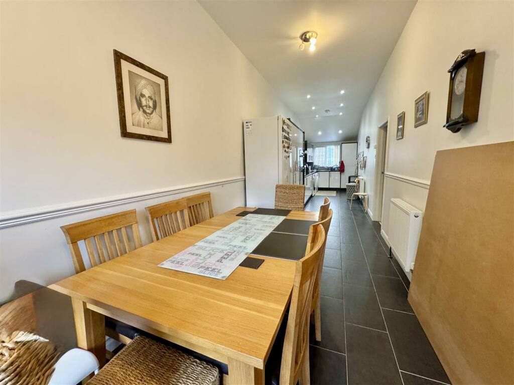 KITCHEN / DINING ROOM