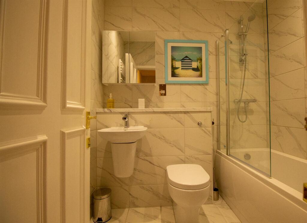 6 Abigail House - Bathroom-2.jpg