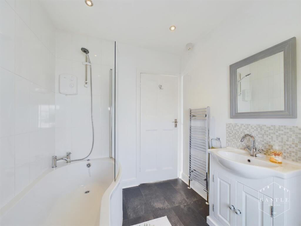 FAMILY BATHROOM
