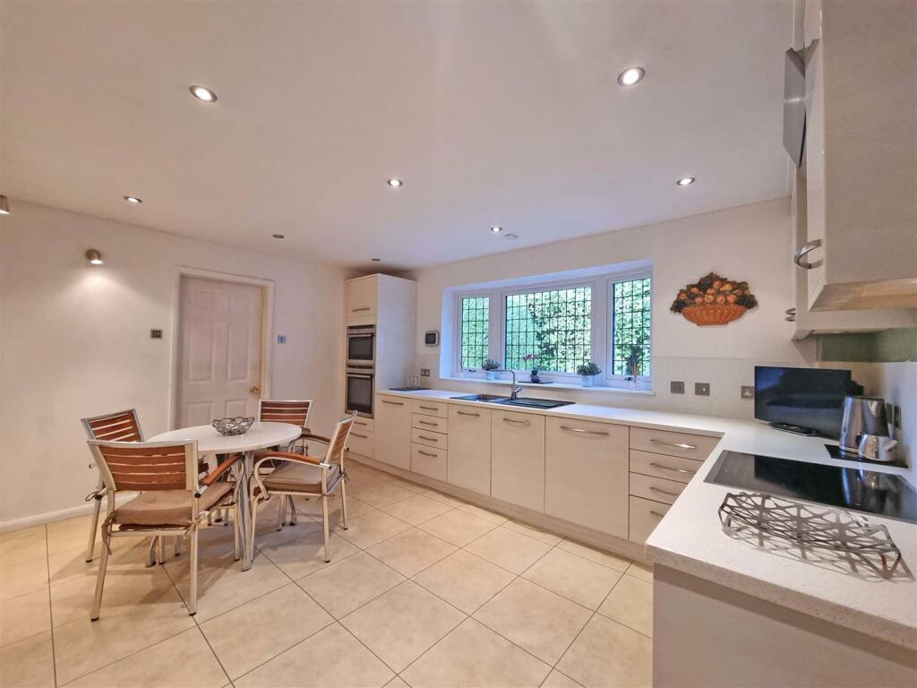MODERN KITCHEN DINER