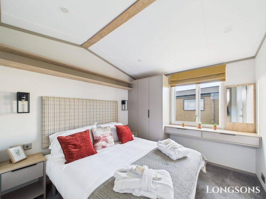 Cam02173g0 Pr0277 Still029