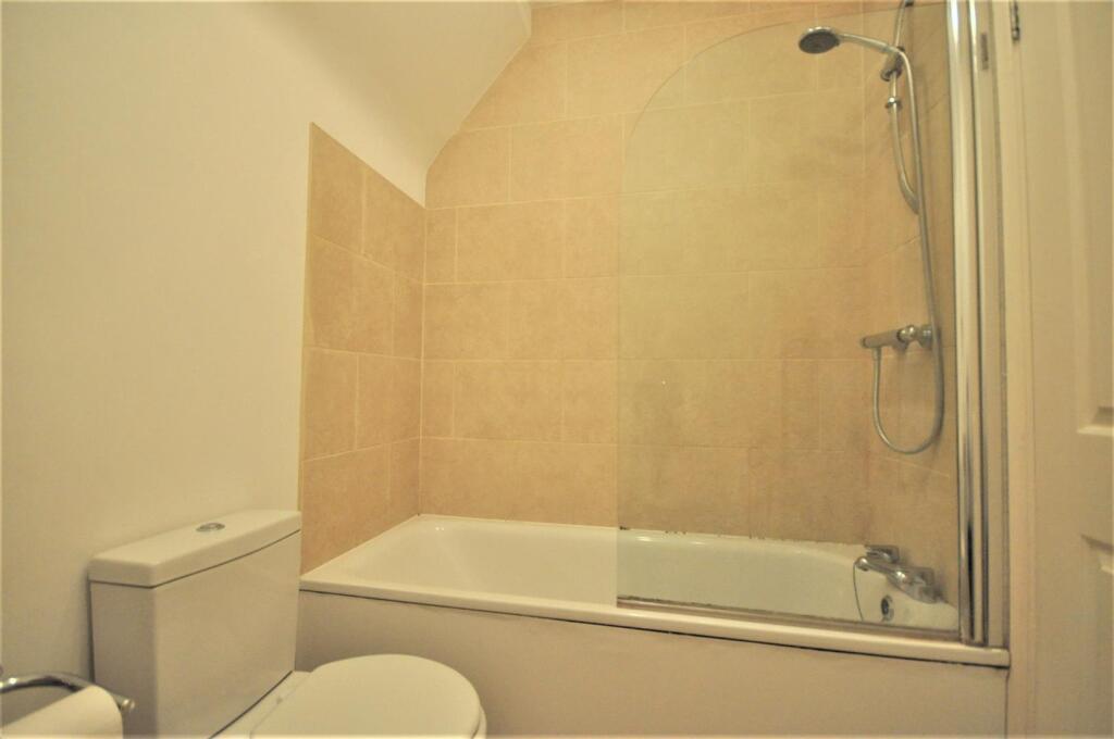 Whippendell Road 474, flat 1 bathroom 01.JPG