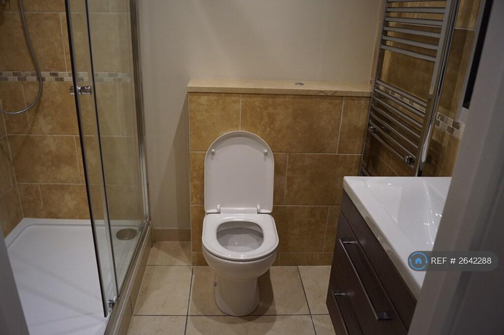 Shower Room Photo 1
