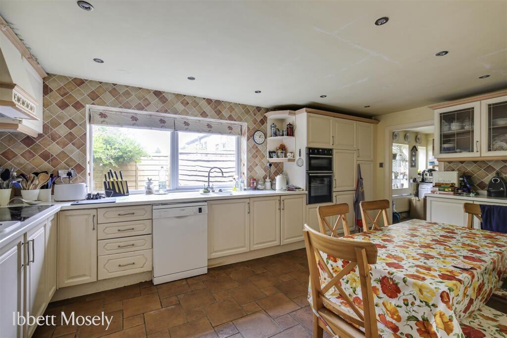 9 Kitchen - breakfast room.jpg